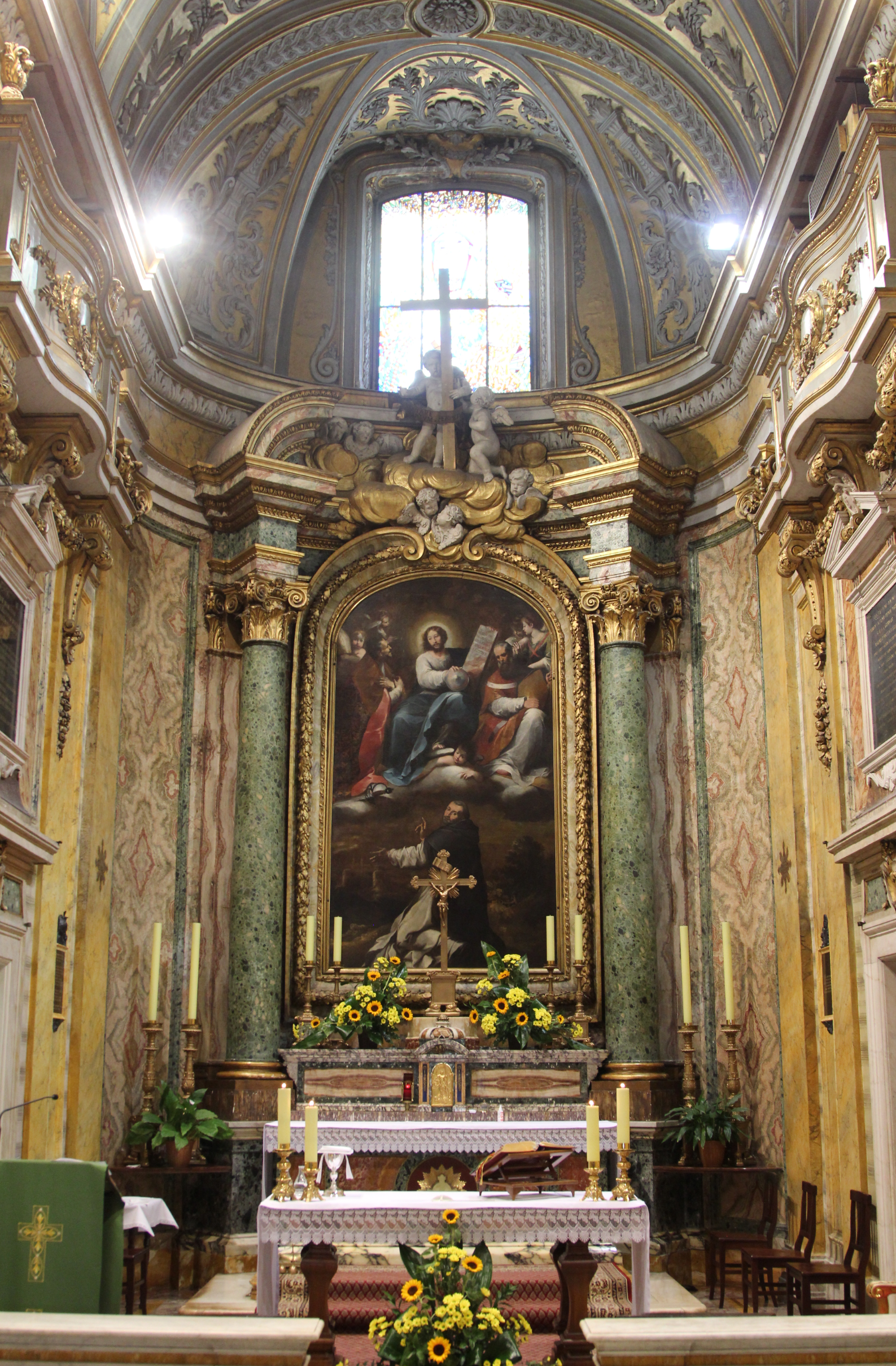 Ołtarz główny - Kościół św. Stanisława Biskupa i Męczennika w Rzymie. Źródło: wikipedia.org Ołtarz główny - Kościół św. Stanisława Biskupa i Męczennika w Rzymie